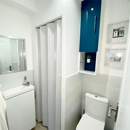 La De La Pointe Rouge Apartman *